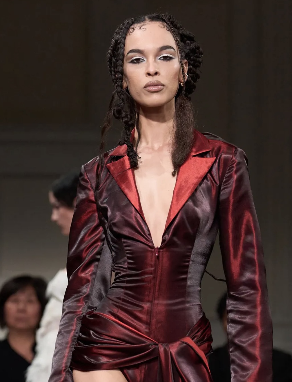 Рисуем граффити на лице и выбрасываем расческу: бьюти-тренды Недели моды осень-зима 2025 (фото 22)