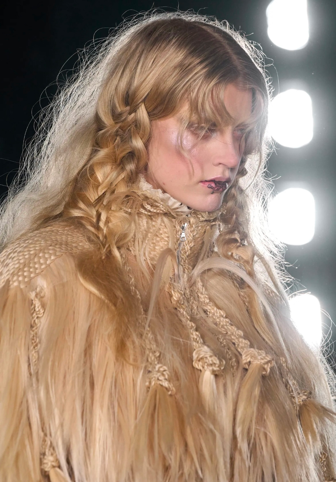 Рисуем граффити на лице и выбрасываем расческу: бьюти-тренды Недели моды осень-зима 2025 (фото 26)