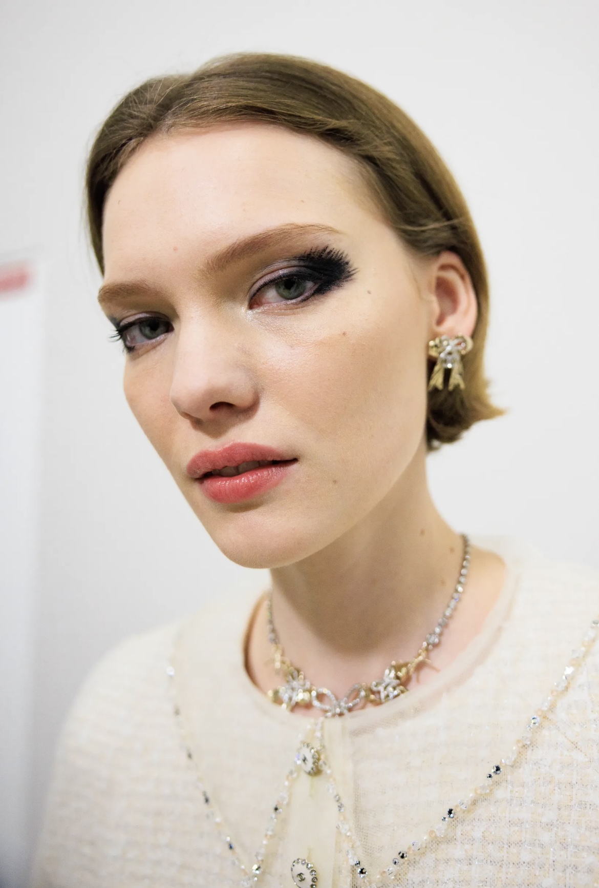 Рисуем граффити на лице и выбрасываем расческу: бьюти-тренды Недели моды осень-зима 2025 (фото 29)