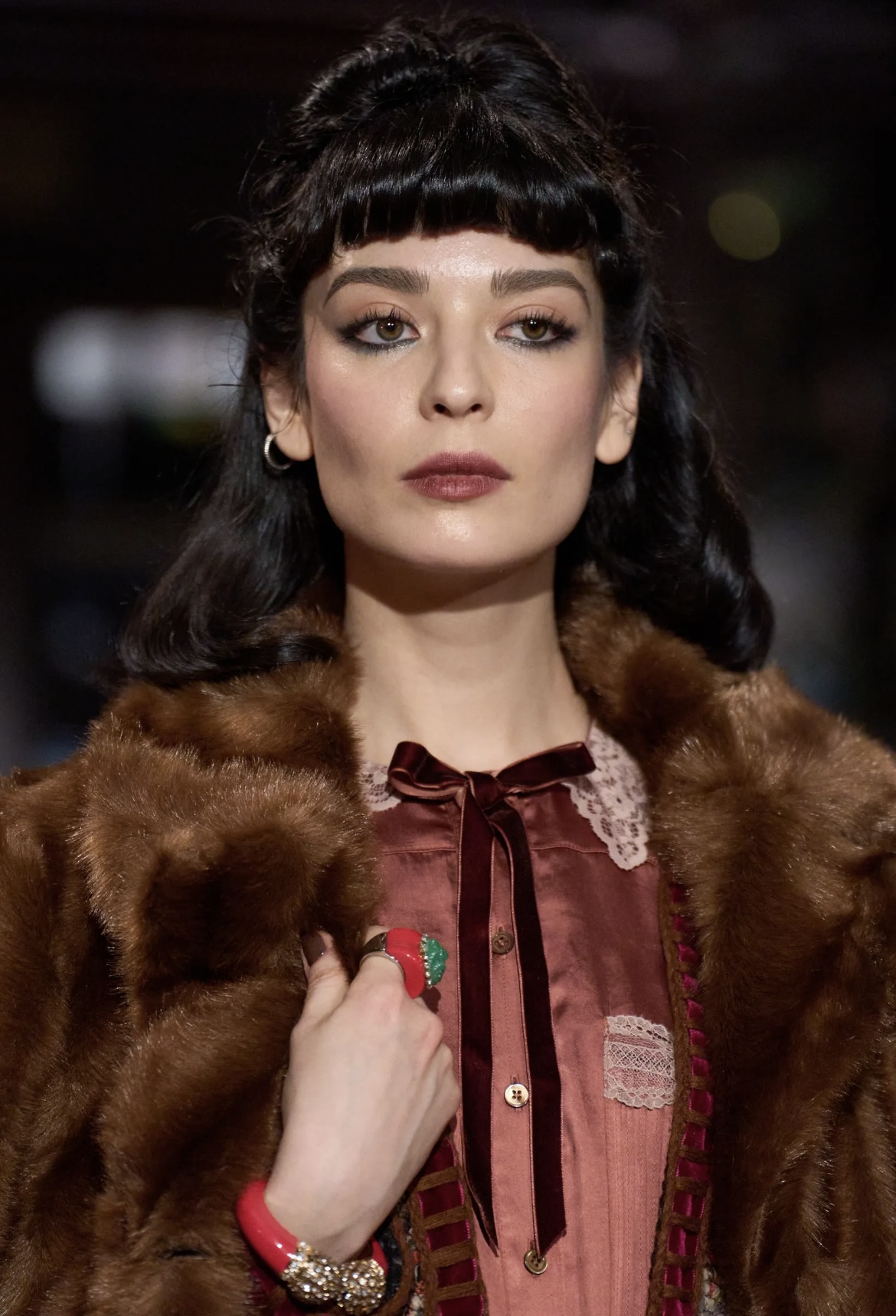 Рисуем граффити на лице и выбрасываем расческу: бьюти-тренды Недели моды осень-зима 2025 (фото 39)