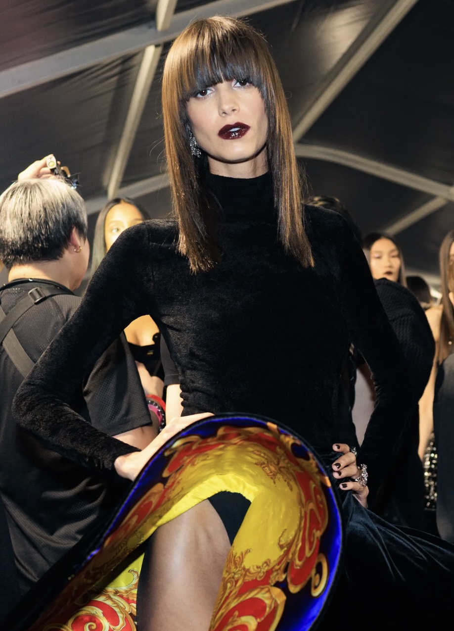 Рисуем граффити на лице и выбрасываем расческу: бьюти-тренды Недели моды осень-зима 2025 (фото 38)