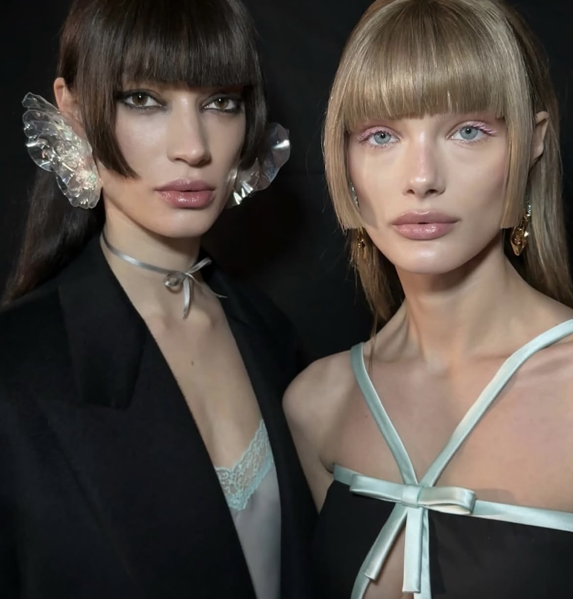 Рисуем граффити на лице и выбрасываем расческу: бьюти-тренды Недели моды осень-зима 2025 (фото 37)