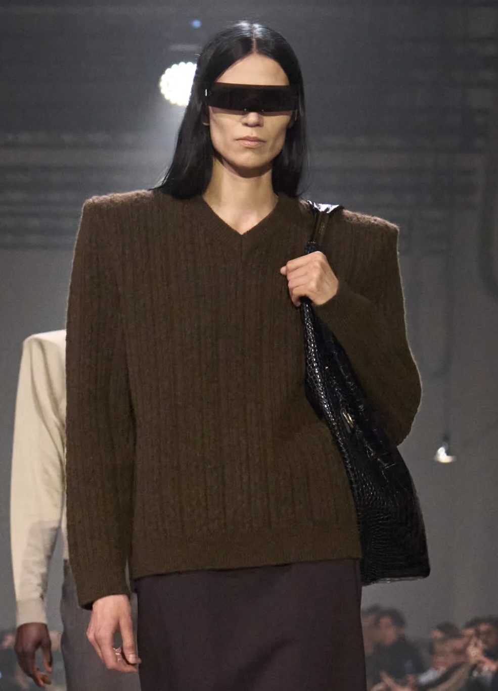 Рисуем граффити на лице и выбрасываем расческу: бьюти-тренды Недели моды осень-зима 2025 (фото 43)