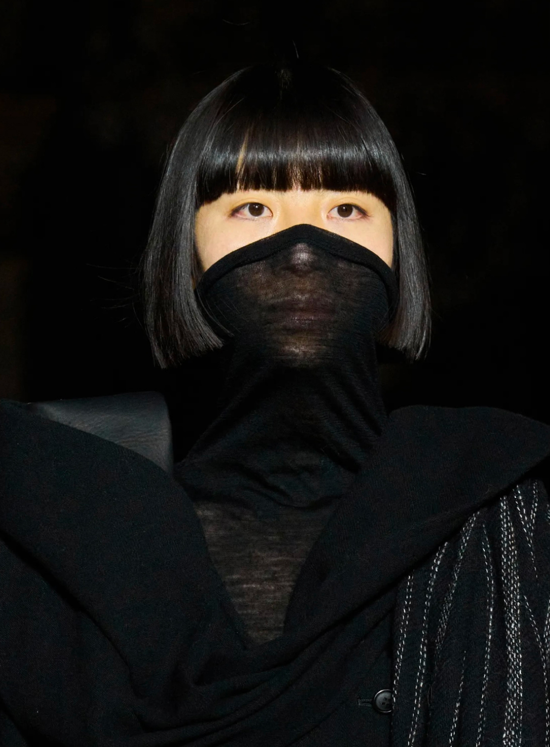 Рисуем граффити на лице и выбрасываем расческу: бьюти-тренды Недели моды осень-зима 2025 (фото 45)