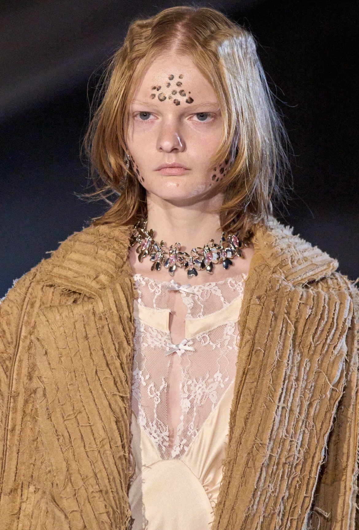 Рисуем граффити на лице и выбрасываем расческу: бьюти-тренды Недели моды осень-зима 2025 (фото 53)