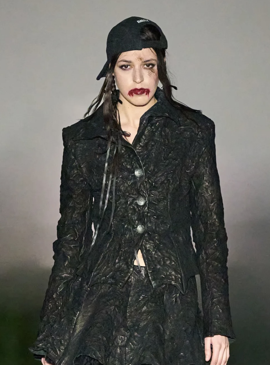 Рисуем граффити на лице и выбрасываем расческу: бьюти-тренды Недели моды осень-зима 2025 (фото 56)