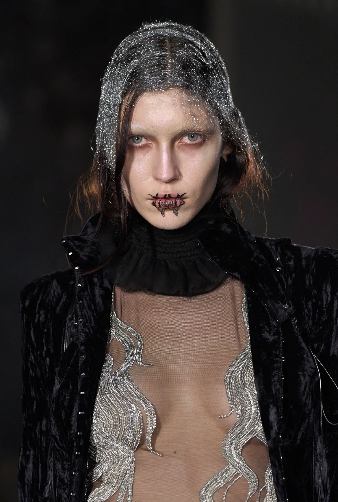 Рисуем граффити на лице и выбрасываем расческу: бьюти-тренды Недели моды осень-зима 2025 (фото 55)