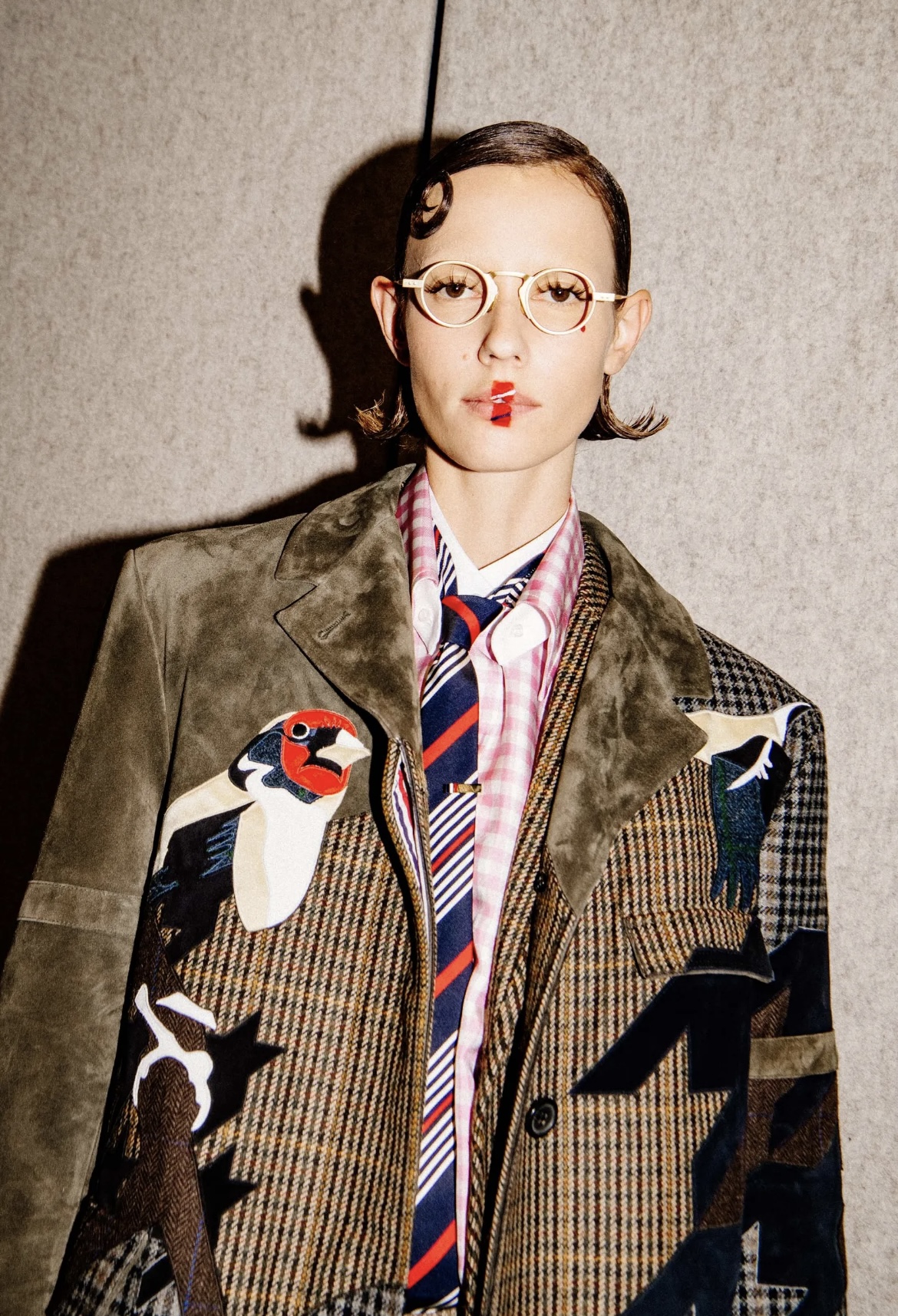 Рисуем граффити на лице и выбрасываем расческу: бьюти-тренды Недели моды осень-зима 2025 (фото 54)