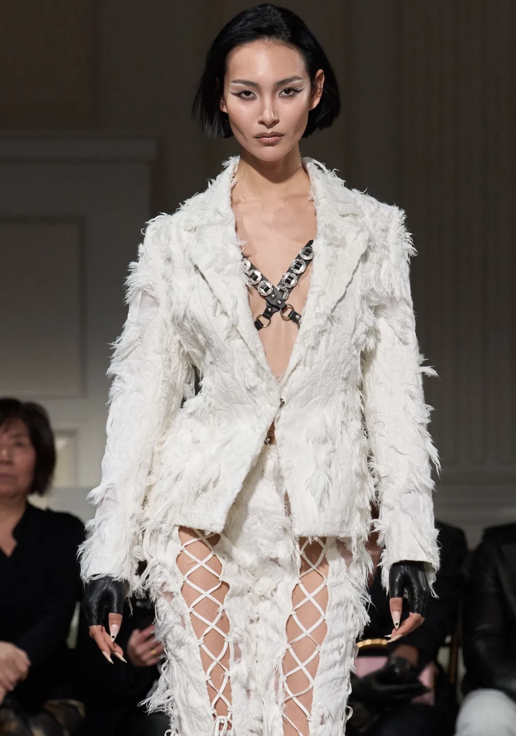 Рисуем граффити на лице и выбрасываем расческу: бьюти-тренды Недели моды осень-зима 2025 (фото 63)