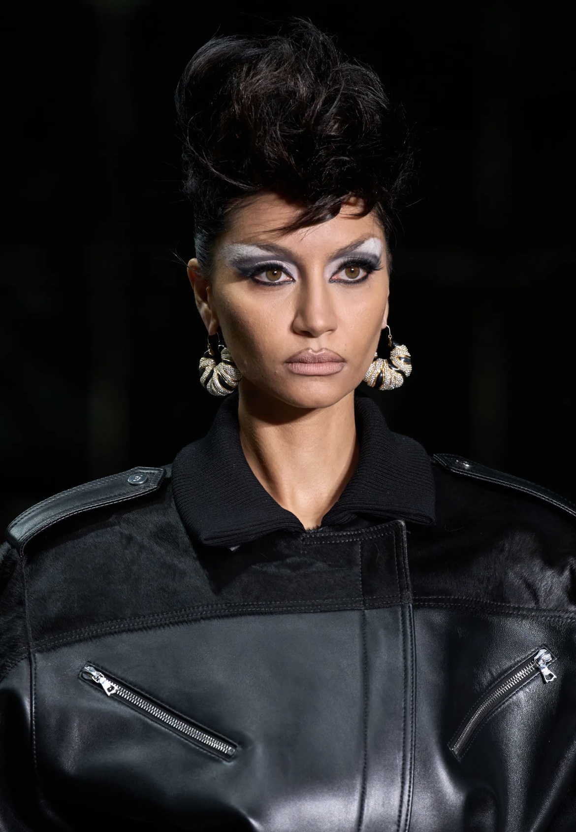 Рисуем граффити на лице и выбрасываем расческу: бьюти-тренды Недели моды осень-зима 2025 (фото 62)