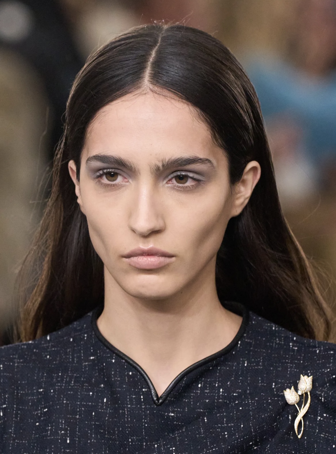 Рисуем граффити на лице и выбрасываем расческу: бьюти-тренды Недели моды осень-зима 2025 (фото 61)