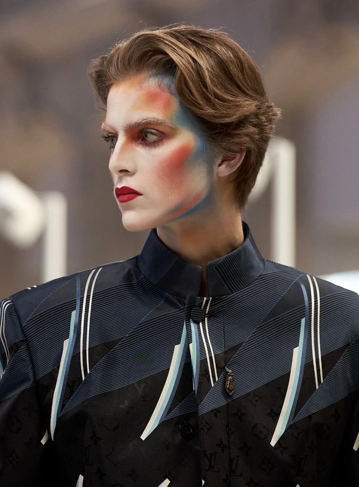 Рисуем граффити на лице и выбрасываем расческу: бьюти-тренды Недели моды осень-зима 2025 (фото 70)