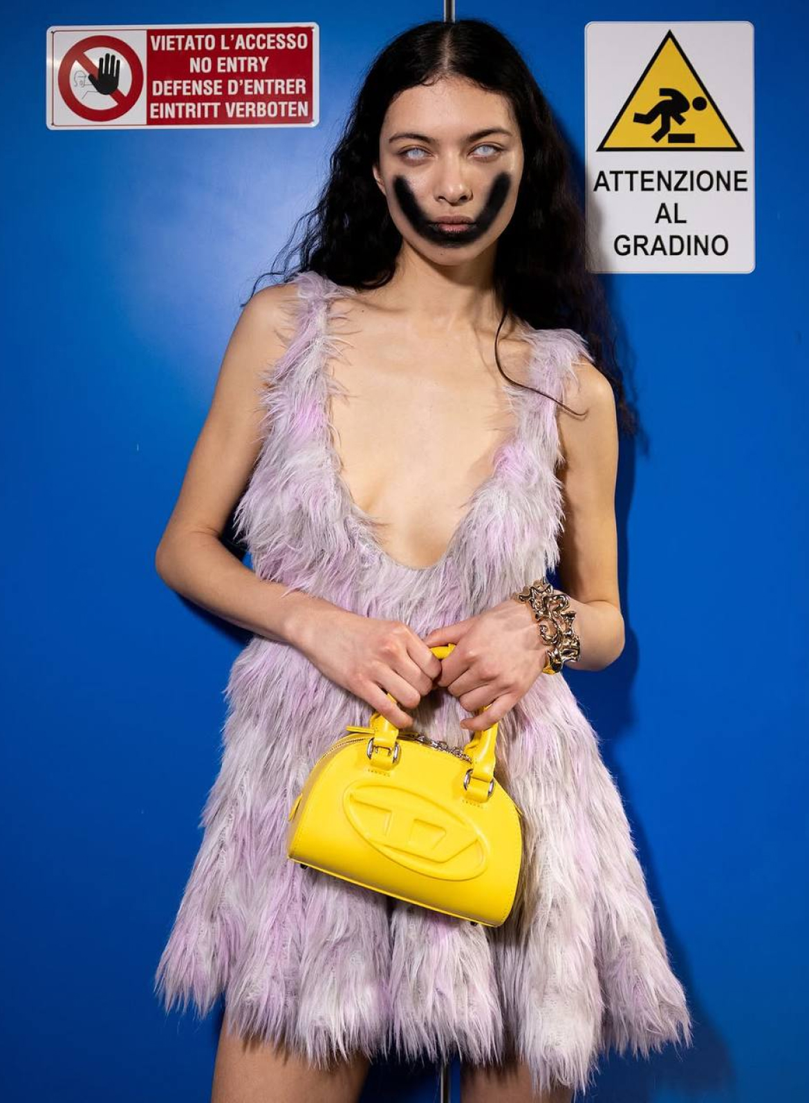 Рисуем граффити на лице и выбрасываем расческу: бьюти-тренды Недели моды осень-зима 2025 (фото 67)