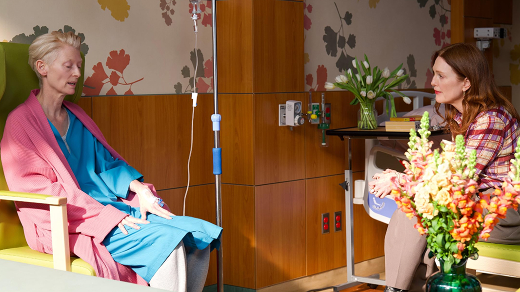 «Комната по соседству»: 5 кадров из фильма-медитации Педро Альмодовара о смерти и прощании (фото 1)