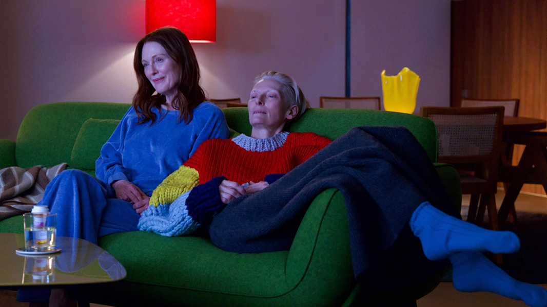 «Комната по соседству»: 5 кадров из фильма-медитации Педро Альмодовара о смерти и прощании (фото 5)