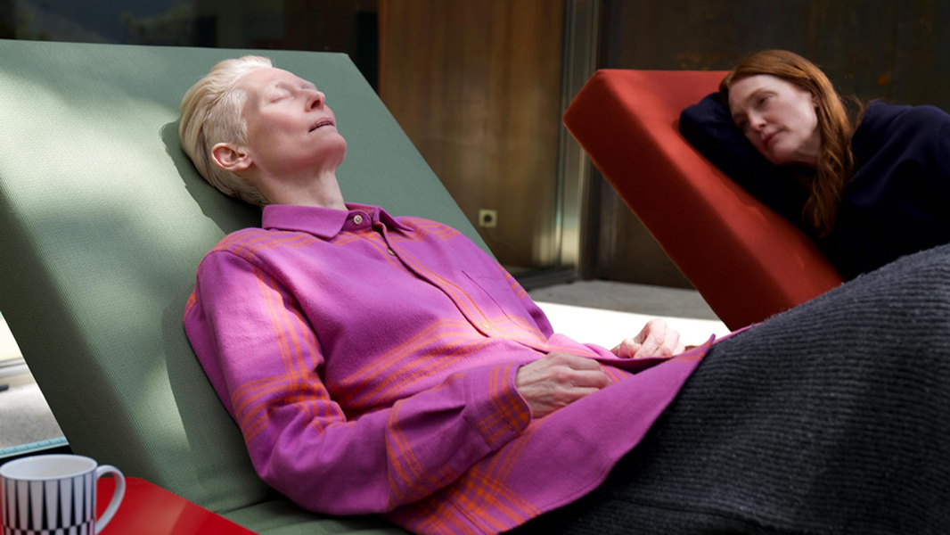 «Комната по соседству»: 5 кадров из фильма-медитации Педро Альмодовара о смерти и прощании (фото 2)