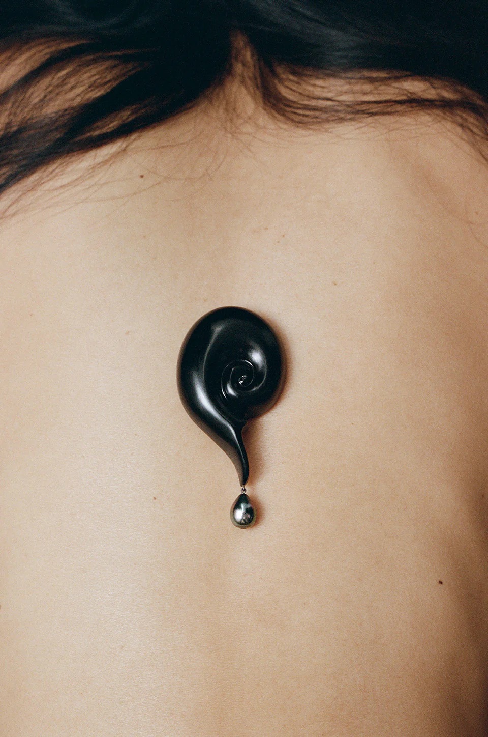 Броши, жемчужные сотуары, «бабушкины» бусы и еще 4 тренда в украшениях, которые нельзя пропустить весной и летом 2025 (фото 15)