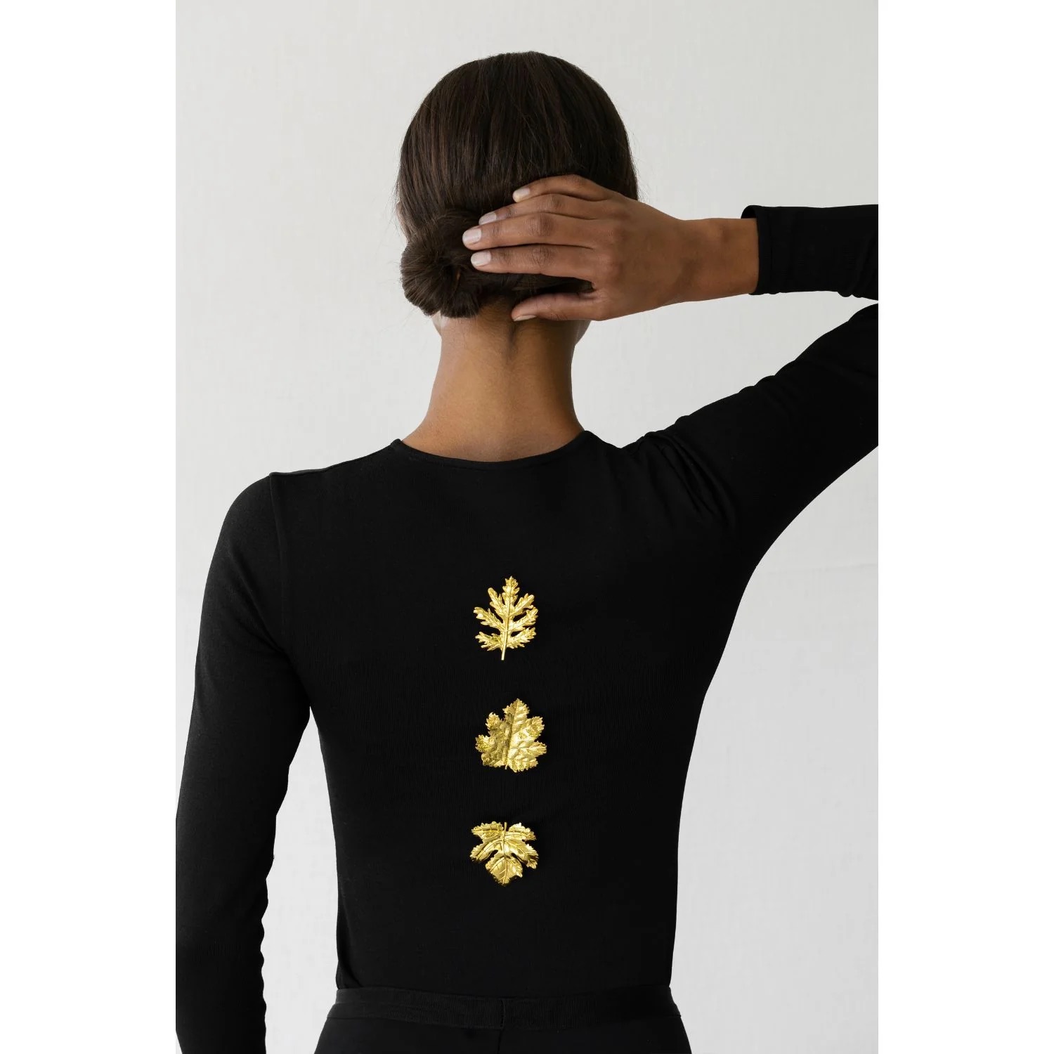 Броши, жемчужные сотуары, «бабушкины» бусы и еще 4 тренда в украшениях, которые нельзя пропустить весной и летом 2025 (фото 17)