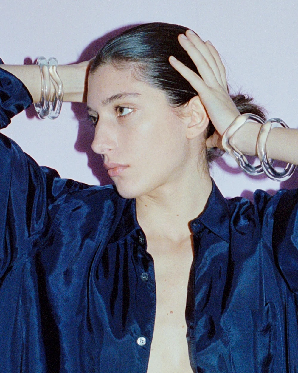 Броши, жемчужные сотуары, «бабушкины» бусы и еще 4 тренда в украшениях, которые нельзя пропустить весной и летом 2025 (фото 18)