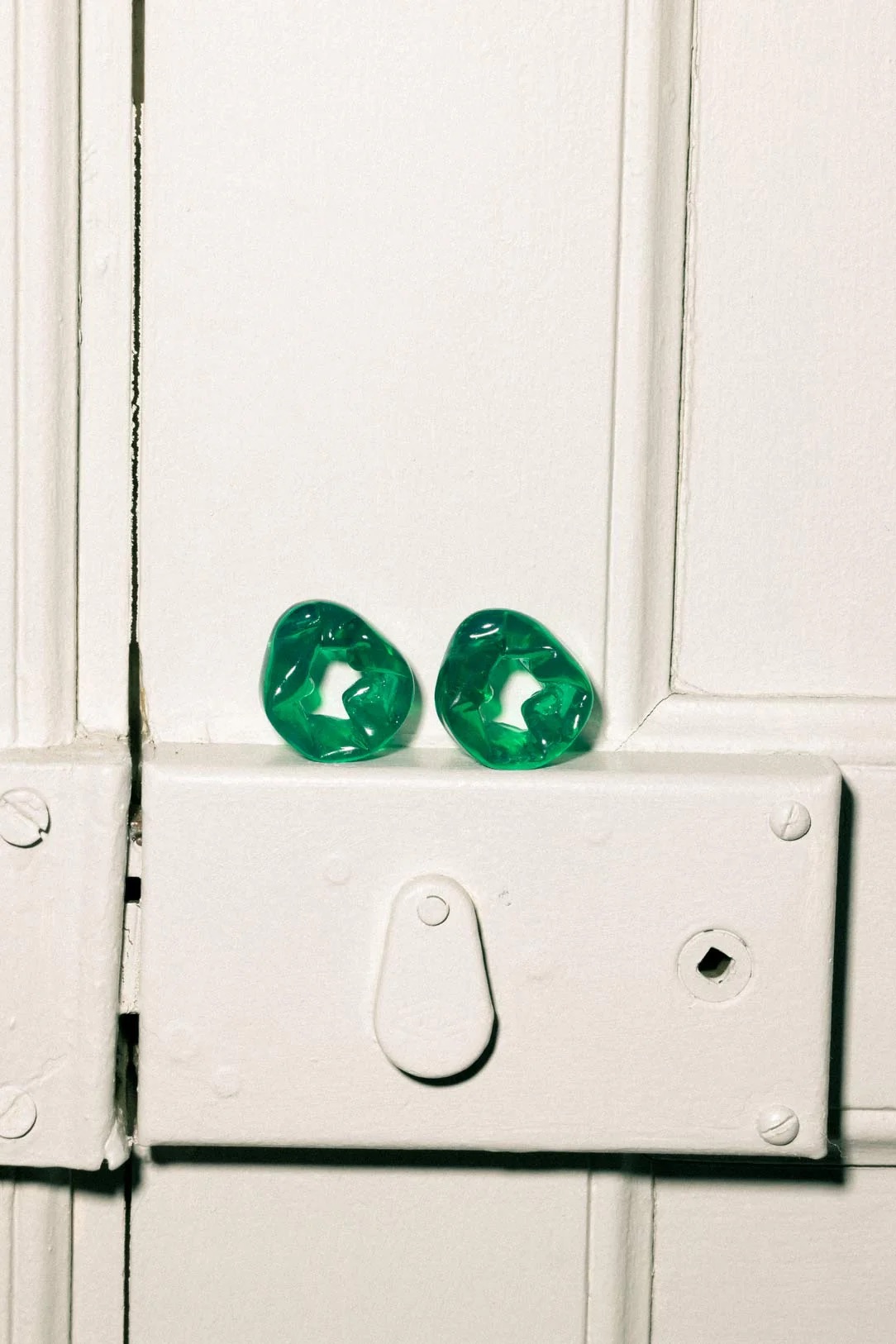 Броши, жемчужные сотуары, «бабушкины» бусы и еще 4 тренда в украшениях, которые нельзя пропустить весной и летом 2025 (фото 21)