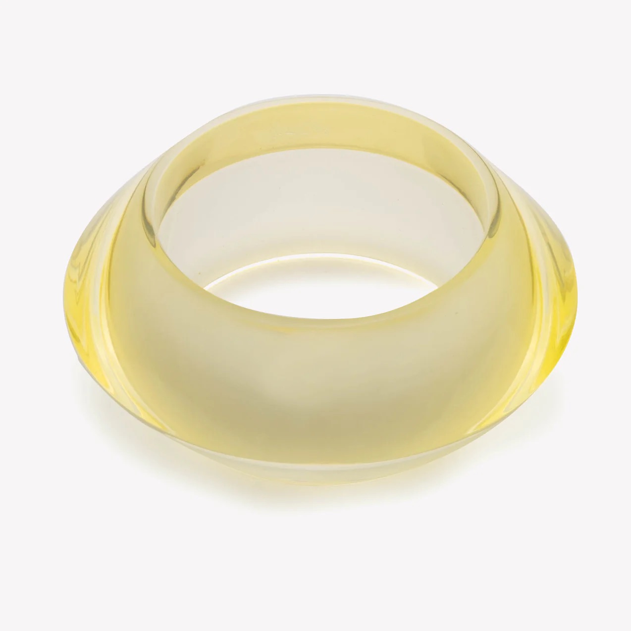 Броши, жемчужные сотуары, «бабушкины» бусы и еще 4 тренда в украшениях, которые нельзя пропустить весной и летом 2025 (фото 19)