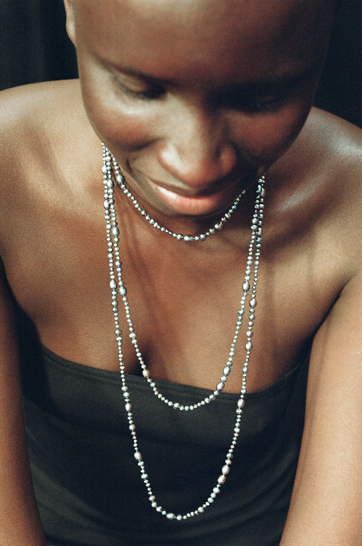 Броши, жемчужные сотуары, «бабушкины» бусы и еще 4 тренда в украшениях, которые нельзя пропустить весной и летом 2025 (фото 23)