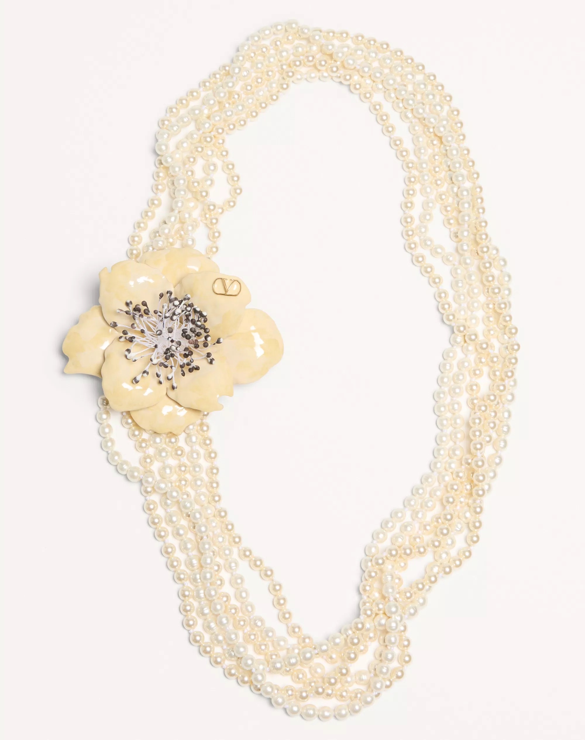 Броши, жемчужные сотуары, «бабушкины» бусы и еще 4 тренда в украшениях, которые нельзя пропустить весной и летом 2025 (фото 24)