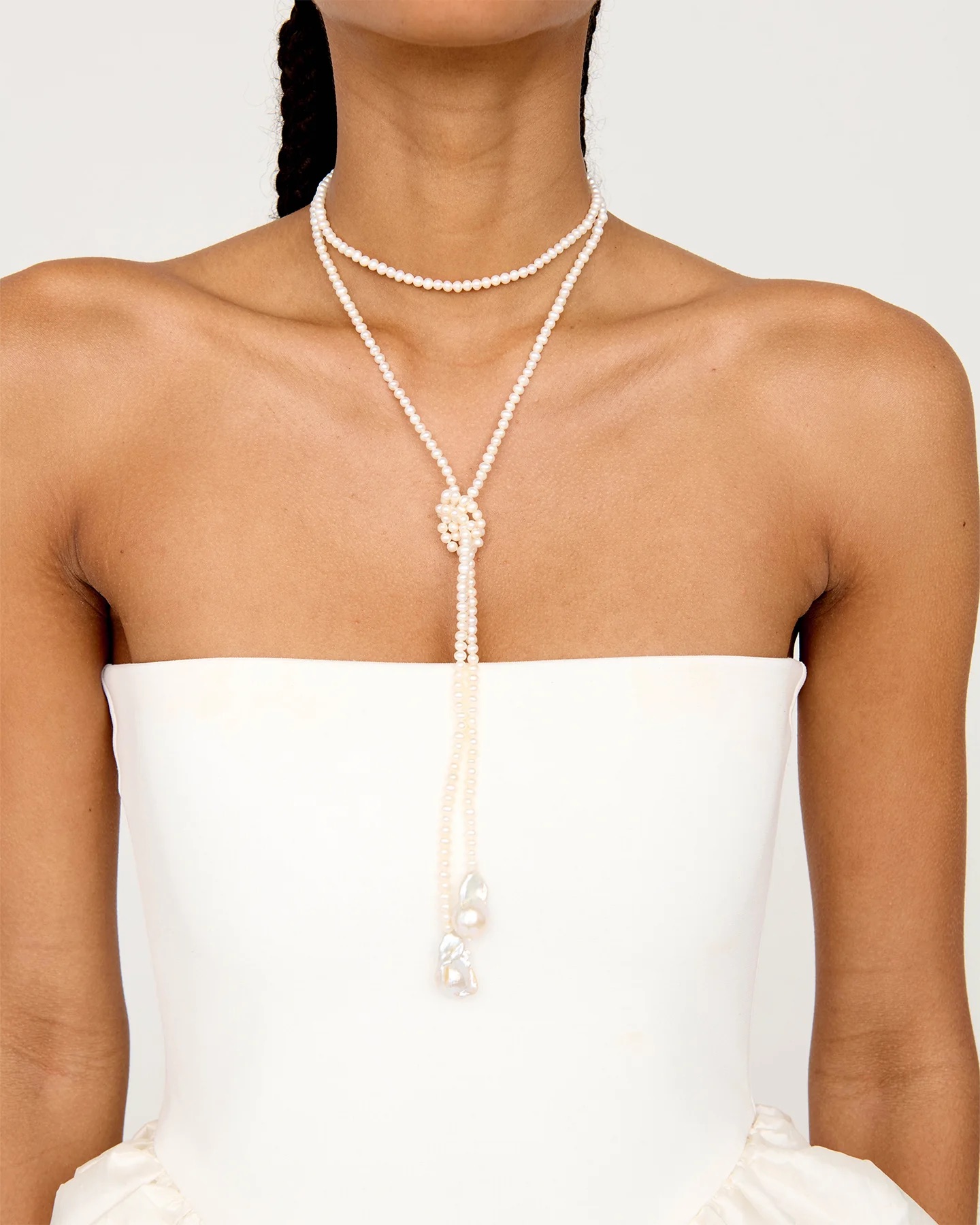 Броши, жемчужные сотуары, «бабушкины» бусы и еще 4 тренда в украшениях, которые нельзя пропустить весной и летом 2025 (фото 26)