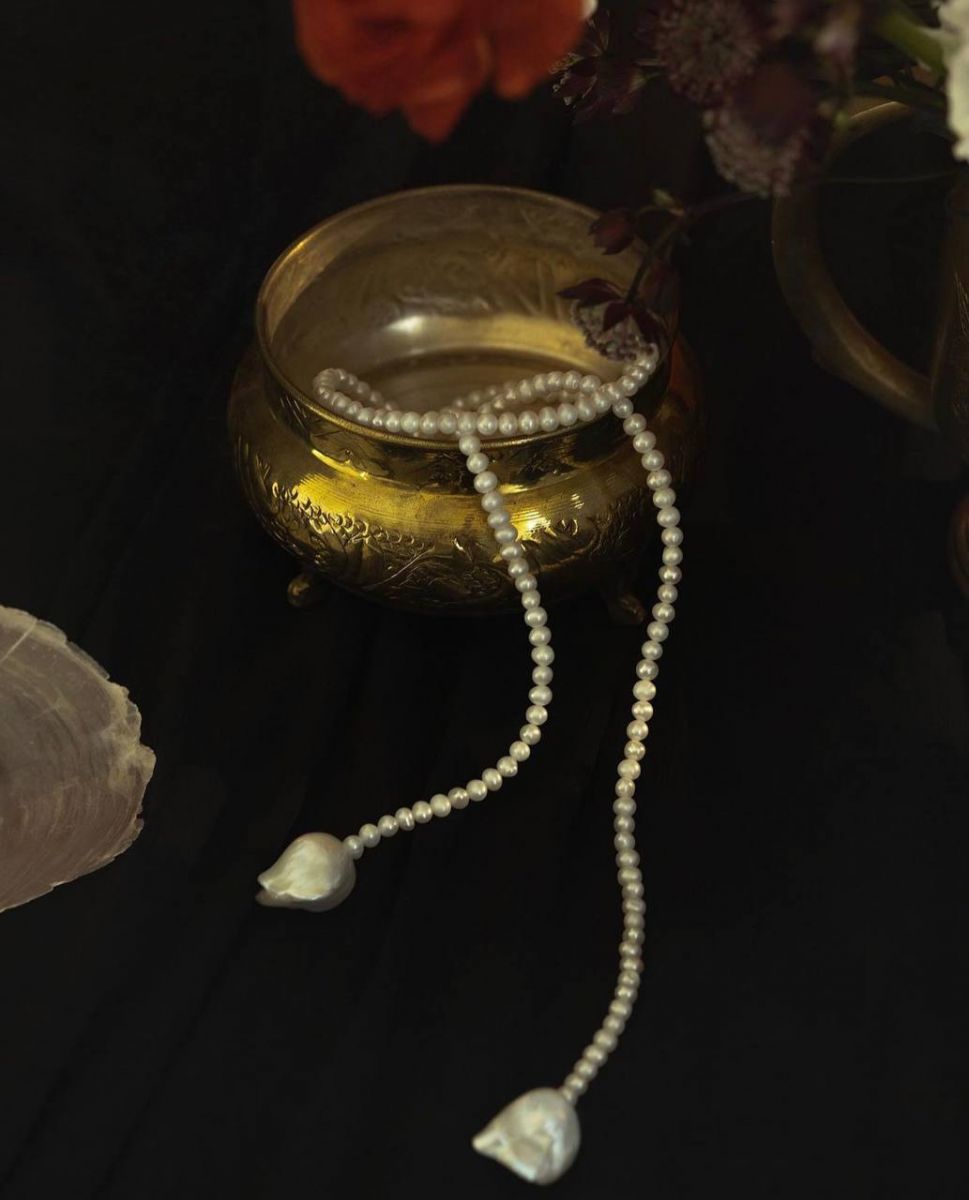 Броши, жемчужные сотуары, «бабушкины» бусы и еще 4 тренда в украшениях, которые нельзя пропустить весной и летом 2025 (фото 25)