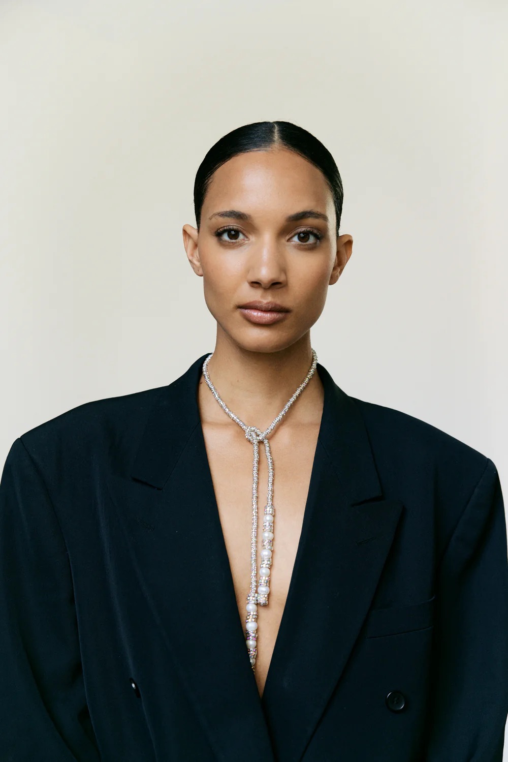 Броши, жемчужные сотуары, «бабушкины» бусы и еще 4 тренда в украшениях, которые нельзя пропустить весной и летом 2025 (фото 27)