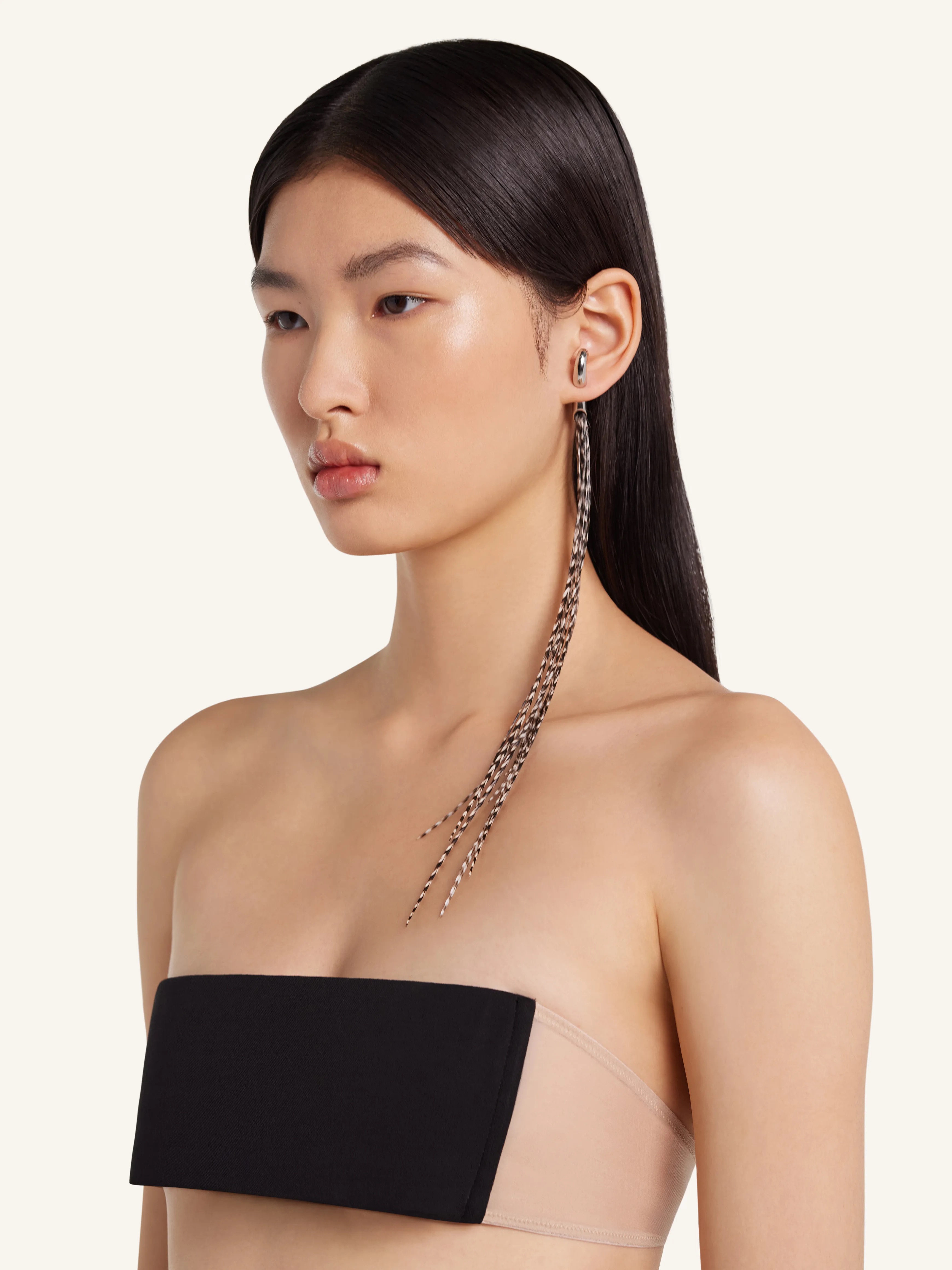 Броши, жемчужные сотуары, «бабушкины» бусы и еще 4 тренда в украшениях, которые нельзя пропустить весной и летом 2025 (фото 32)