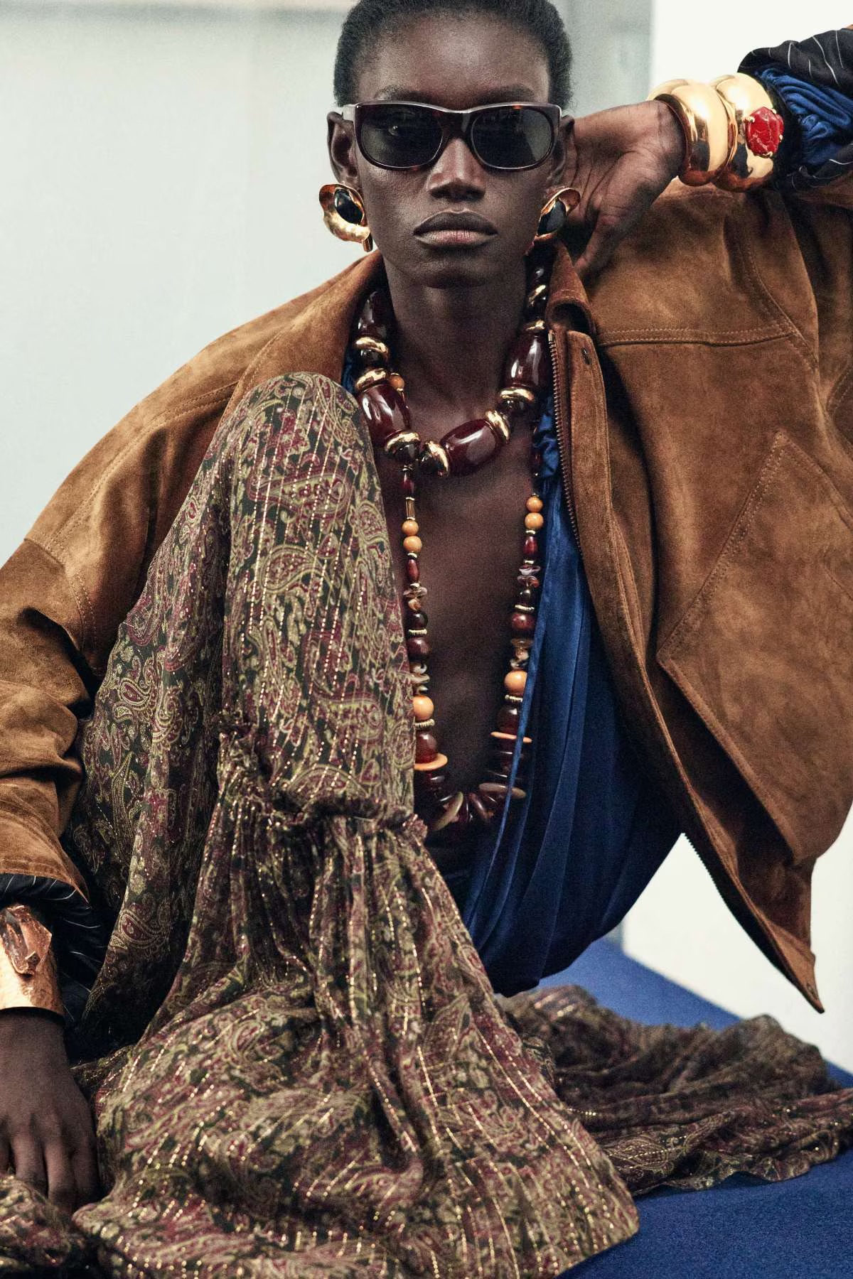 Броши, жемчужные сотуары, «бабушкины» бусы и еще 4 тренда в украшениях, которые нельзя пропустить весной и летом 2025 (фото 34)