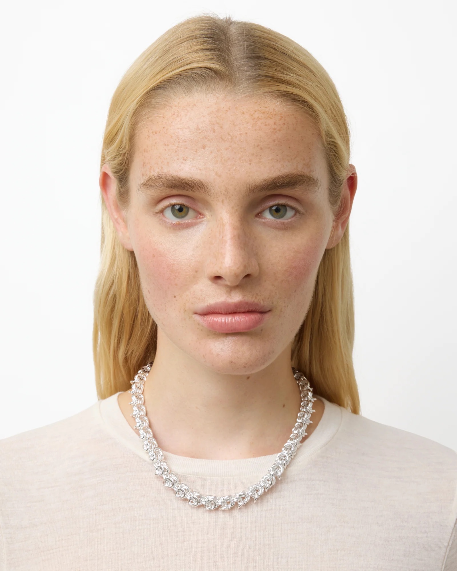 Броши, жемчужные сотуары, «бабушкины» бусы и еще 4 тренда в украшениях, которые нельзя пропустить весной и летом 2025 (фото 36)