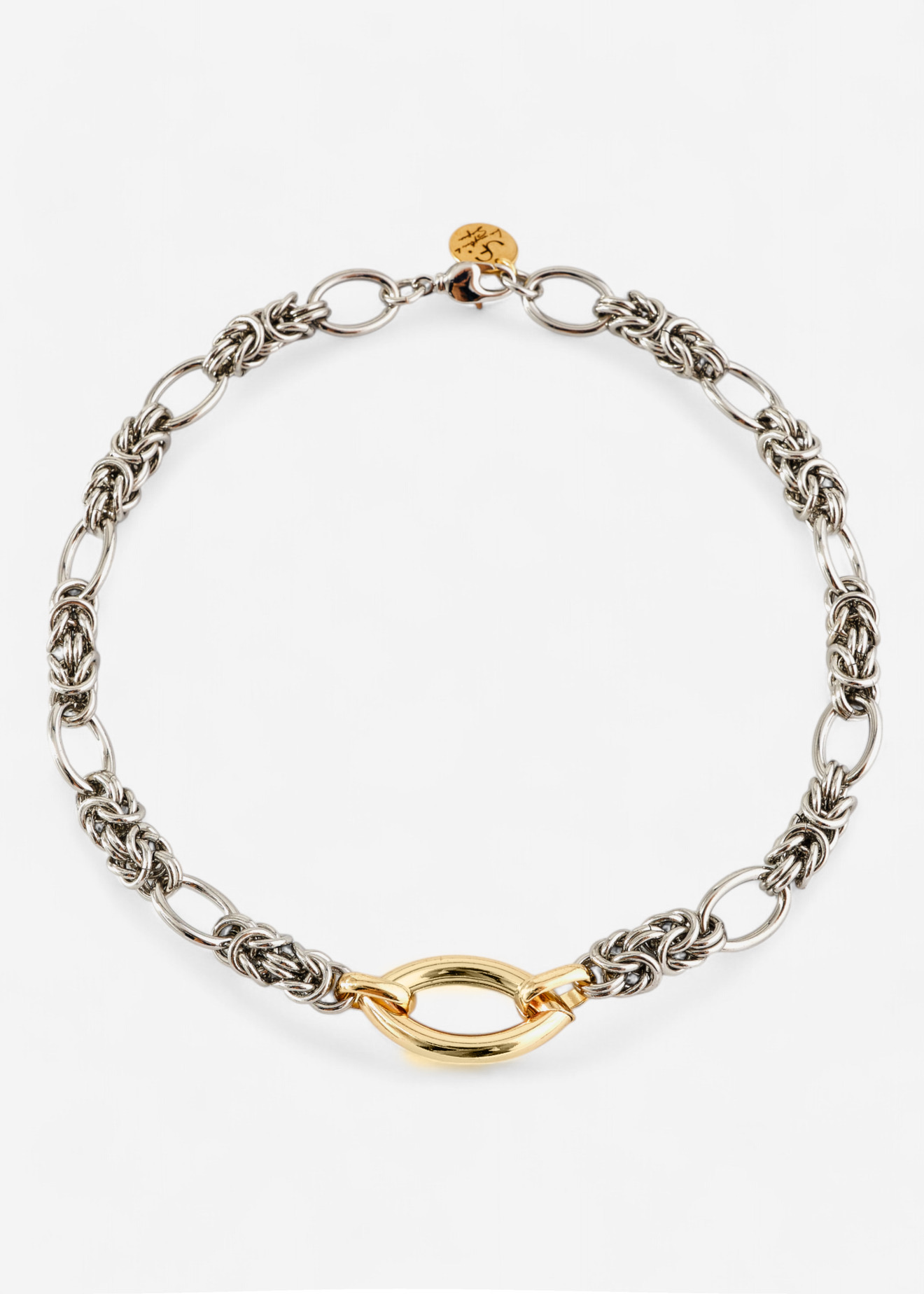 Броши, жемчужные сотуары, «бабушкины» бусы и еще 4 тренда в украшениях, которые нельзя пропустить весной и летом 2025 (фото 38)