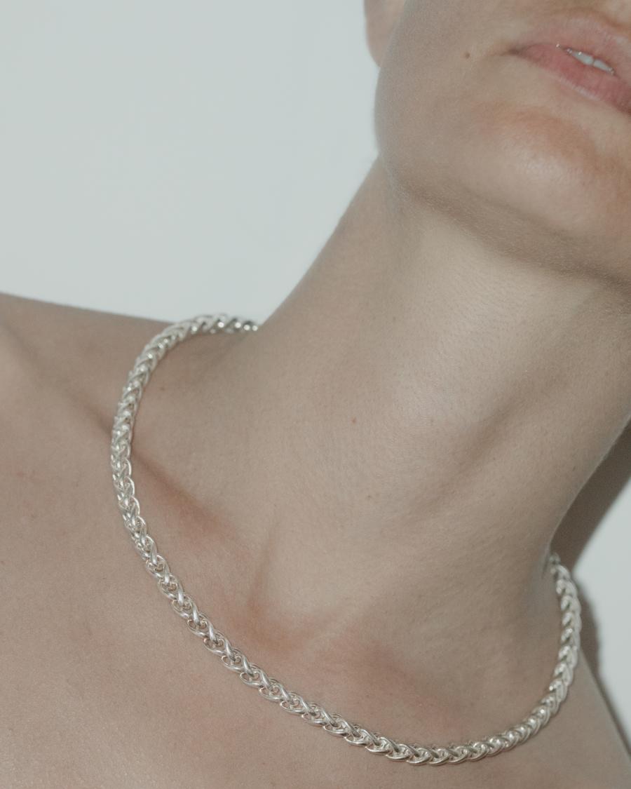 Броши, жемчужные сотуары, «бабушкины» бусы и еще 4 тренда в украшениях, которые нельзя пропустить весной и летом 2025 (фото 37)