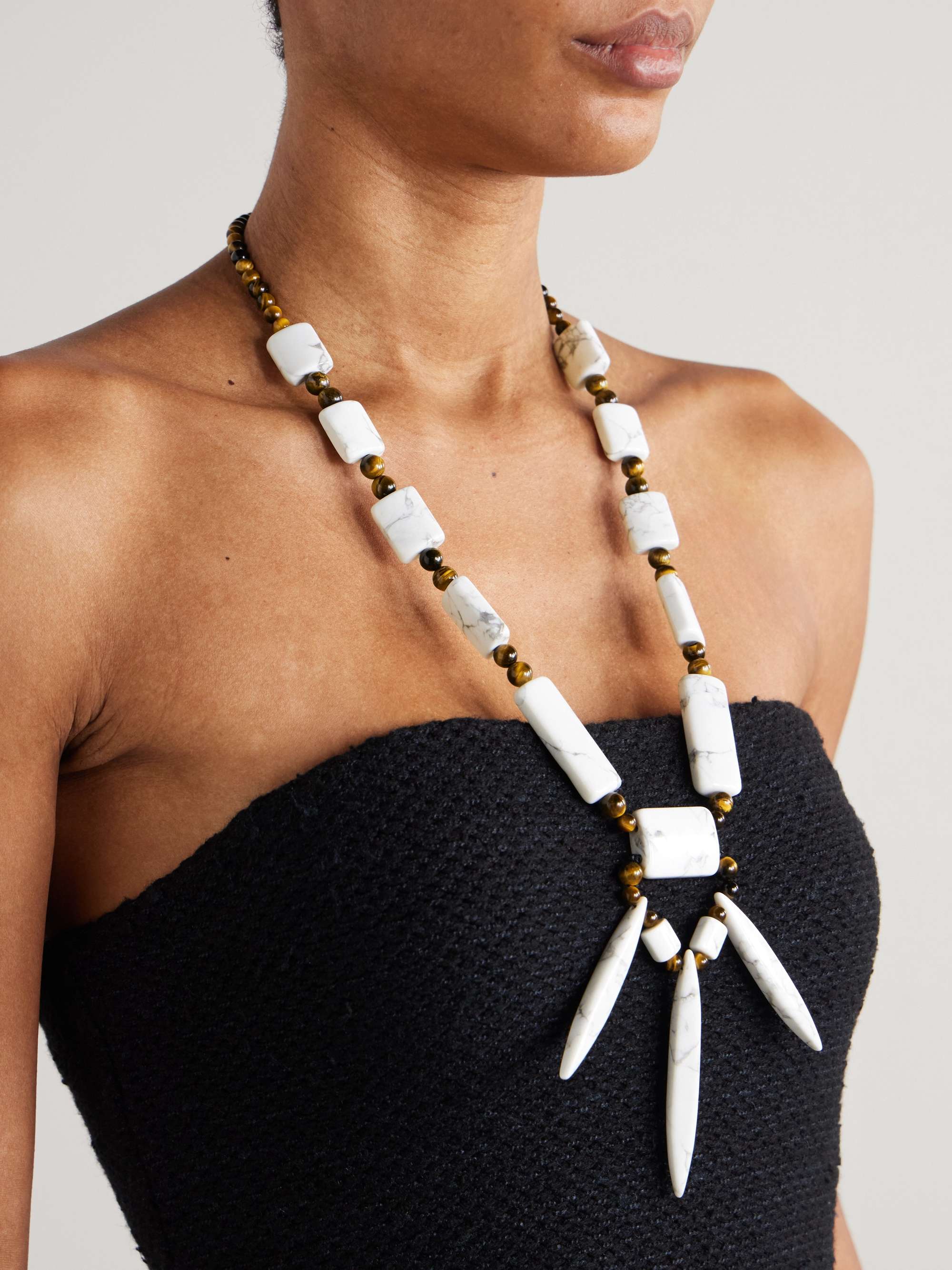 Броши, жемчужные сотуары, «бабушкины» бусы и еще 4 тренда в украшениях, которые нельзя пропустить весной и летом 2025 (фото 29)