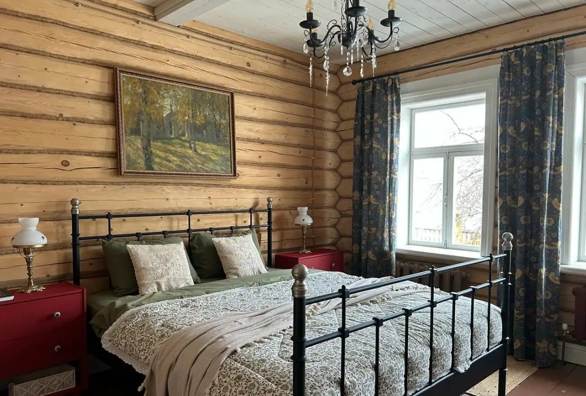 Традиционные избы и современные глэмпинги: 14 атмосферных отелей в стиле коттеджкор для майских праздников (фото 1)