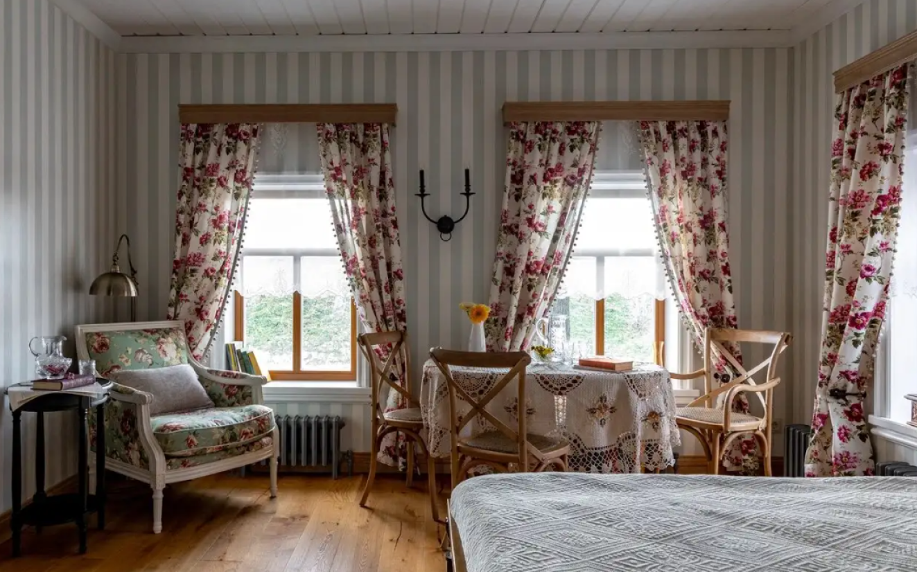 Традиционные избы и современные глэмпинги: 14 атмосферных отелей в стиле коттеджкор для майских праздников (фото 4)