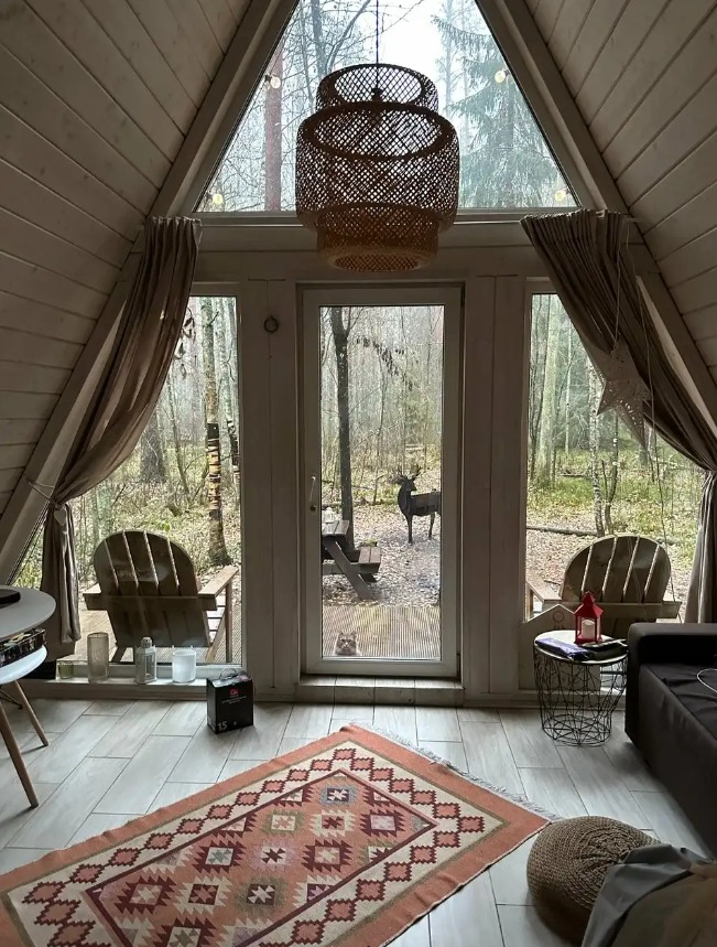 Традиционные избы и современные глэмпинги: 14 атмосферных отелей в стиле коттеджкор для майских праздников (фото 12)