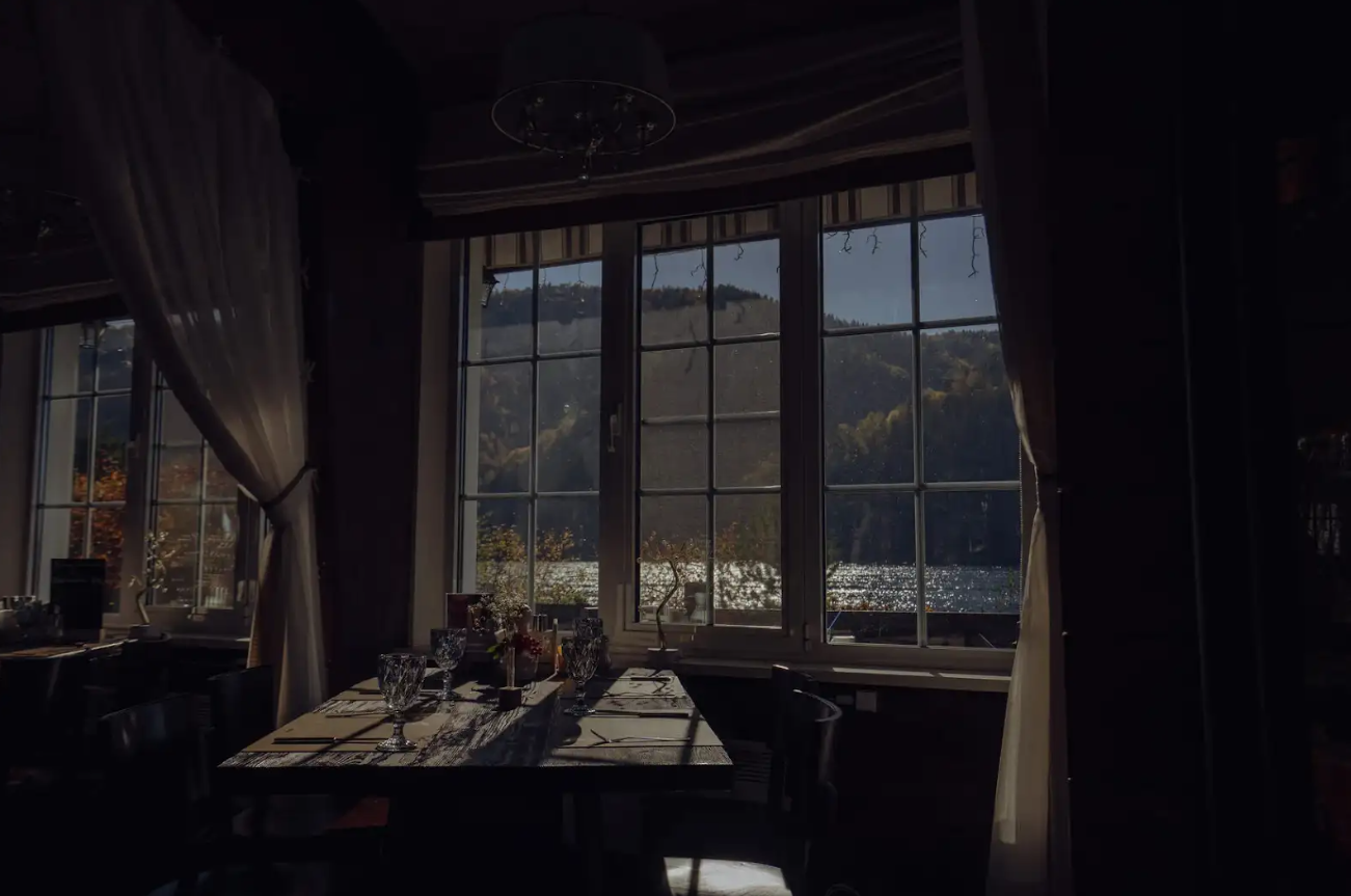 Традиционные избы и современные глэмпинги: 14 атмосферных отелей в стиле коттеджкор для майских праздников (фото 27)