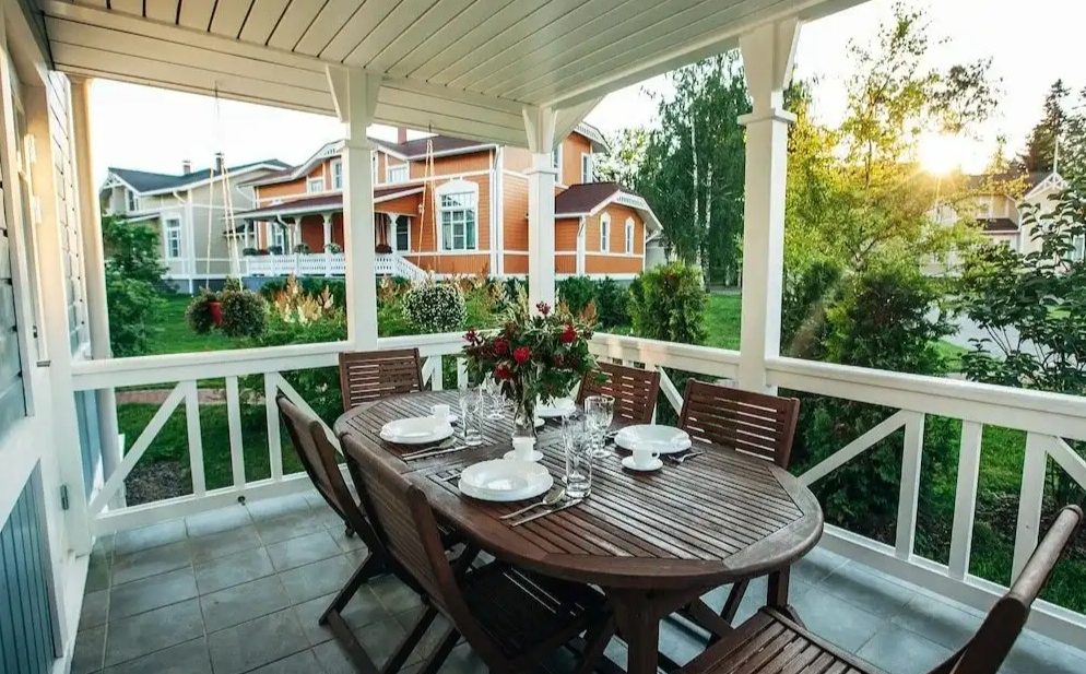 Традиционные избы и современные глэмпинги: 14 атмосферных отелей в стиле коттеджкор для майских праздников (фото 25)