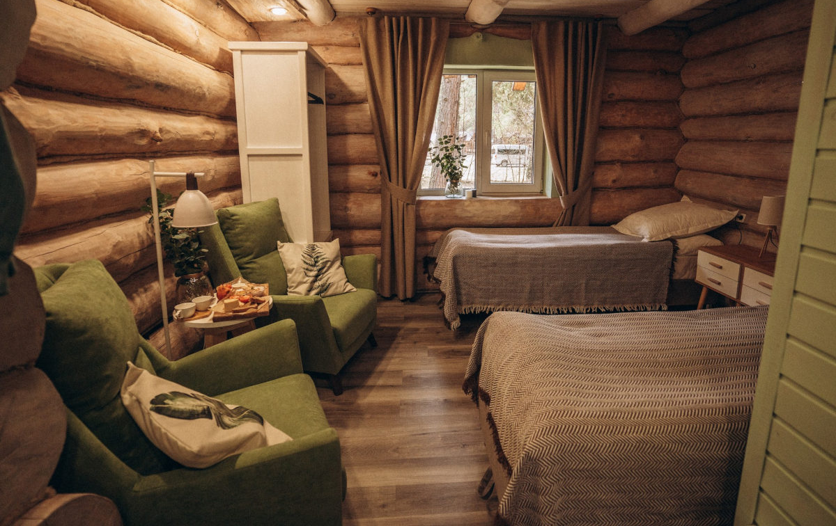 Традиционные избы и современные глэмпинги: 14 атмосферных отелей в стиле коттеджкор для майских праздников (фото 5)