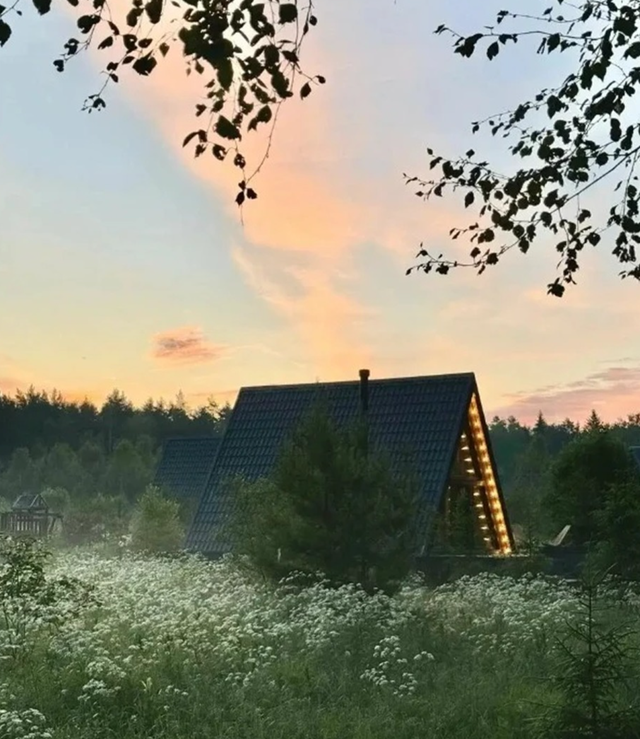 Традиционные избы и современные глэмпинги: 14 атмосферных отелей в стиле коттеджкор для майских праздников (фото 9)