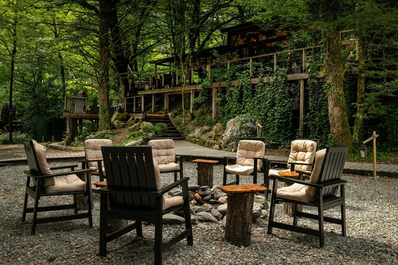 Традиционные избы и современные глэмпинги: 14 атмосферных отелей в стиле коттеджкор для майских праздников (фото 13)