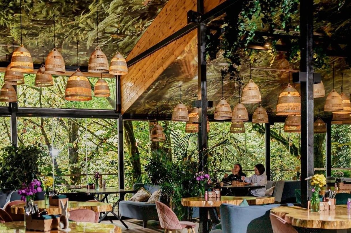 Традиционные избы и современные глэмпинги: 14 атмосферных отелей в стиле коттеджкор для майских праздников (фото 14)