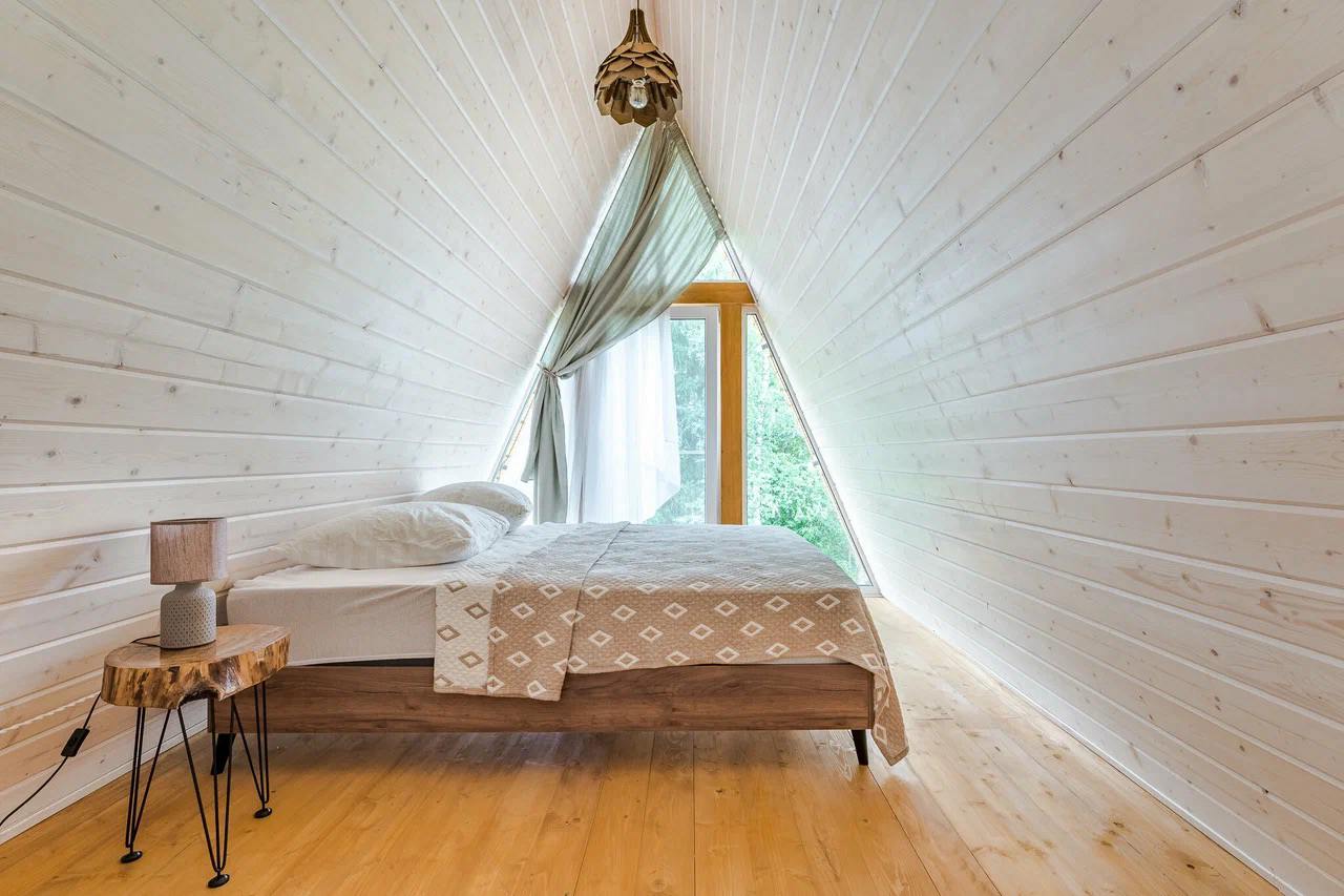 Традиционные избы и современные глэмпинги: 14 атмосферных отелей в стиле коттеджкор для майских праздников (фото 18)