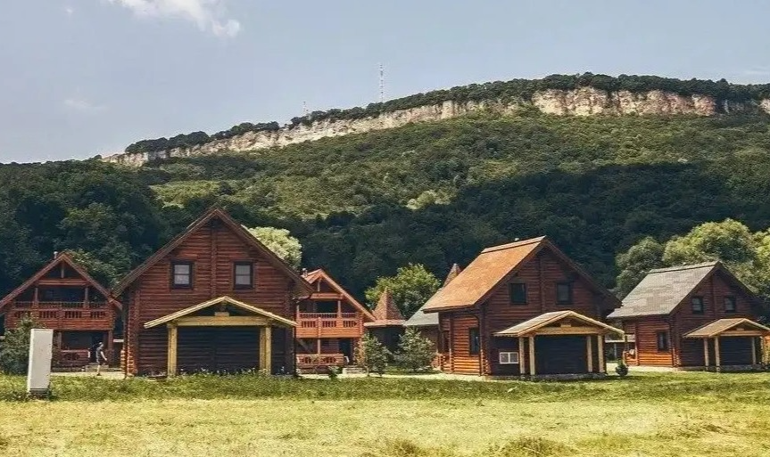 Традиционные избы и современные глэмпинги: 14 атмосферных отелей в стиле коттеджкор для майских праздников (фото 23)