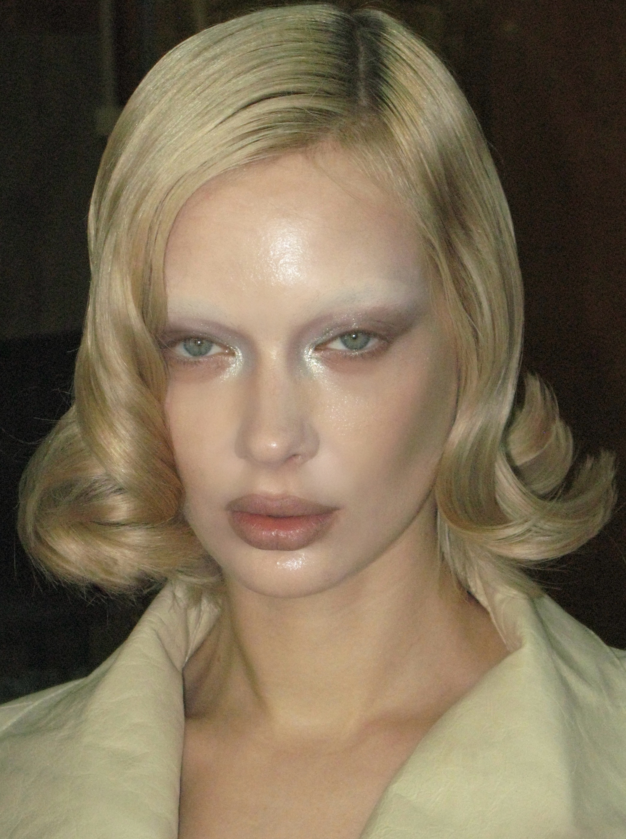 Графика на глазах и кожа в блестках: макияж для новогодней ночи 2026 (фото 2)