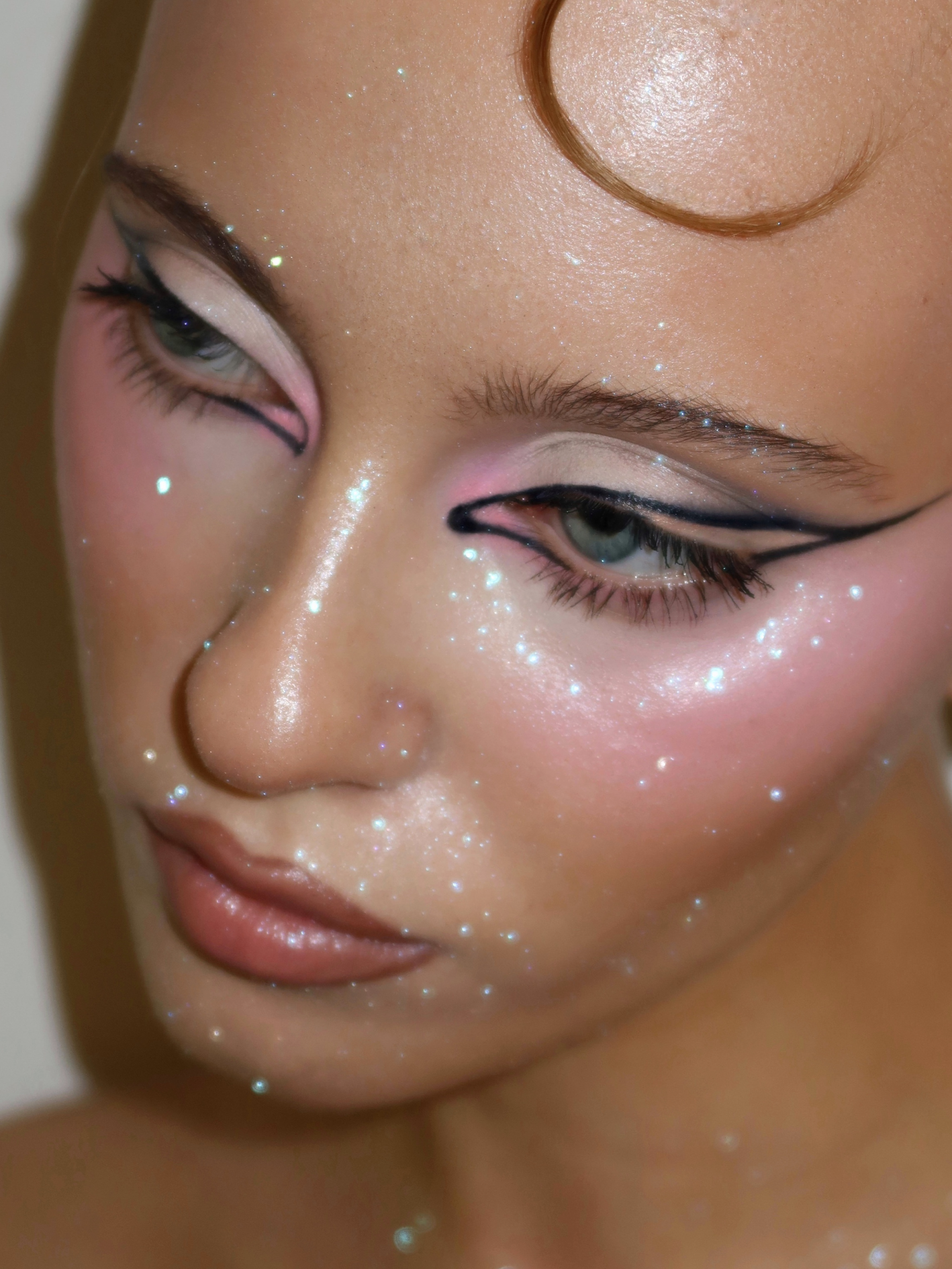 Графика на глазах и кожа в блестках: макияж для новогодней ночи 2026 (фото 4)