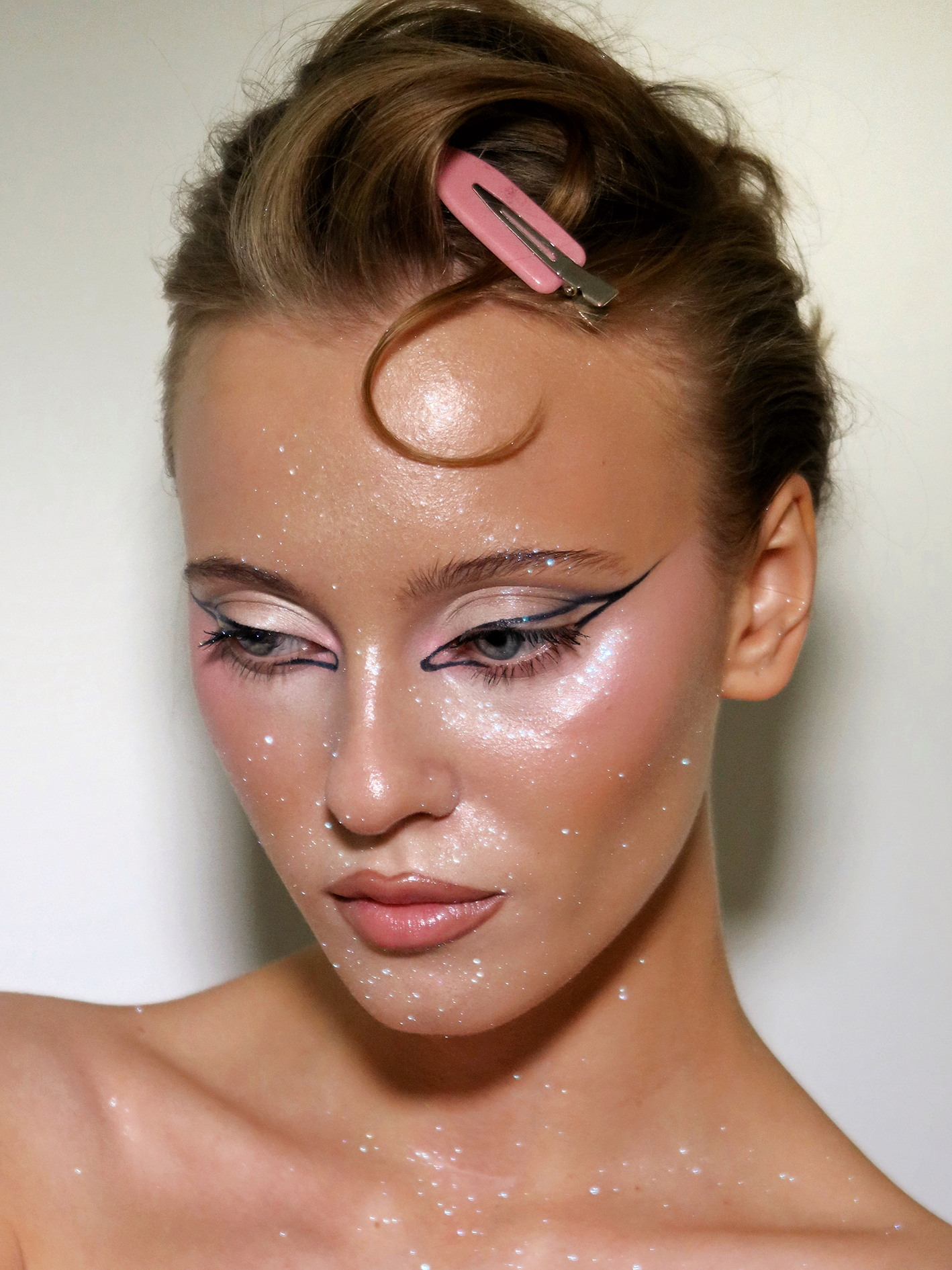 Графика на глазах и кожа в блестках: макияж для новогодней ночи 2026 (фото 5)